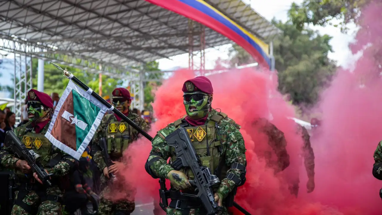 El desfile militar recorrió las calles de Medellín en conmemoración del 20 de julio 6 El desfile militar recorrió las calles de Medellín en conmemoración del 20 de julio