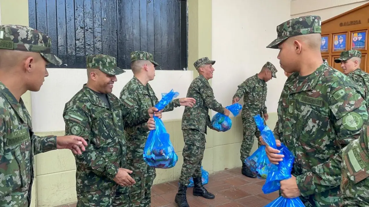 Soldados entregan más de 5.000 litros de agua y kits de ayudas a familias en Bello 1 Soldados entregan más de 5.000 litros de agua y kits de ayudas a familias en Bello