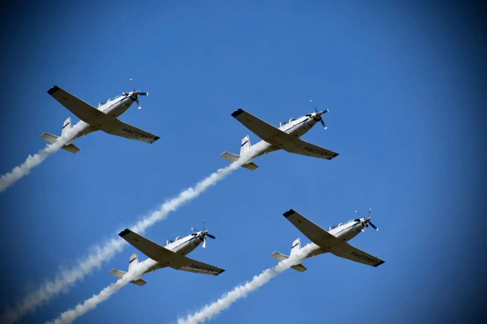 ¡Una berraquera! Aviones y helicópteros militares realizan ensayos para la F-AIR Colombia 2025 2 Aviones y helicópteros militares realizan ensayos para la F-AIR Colombia 2025