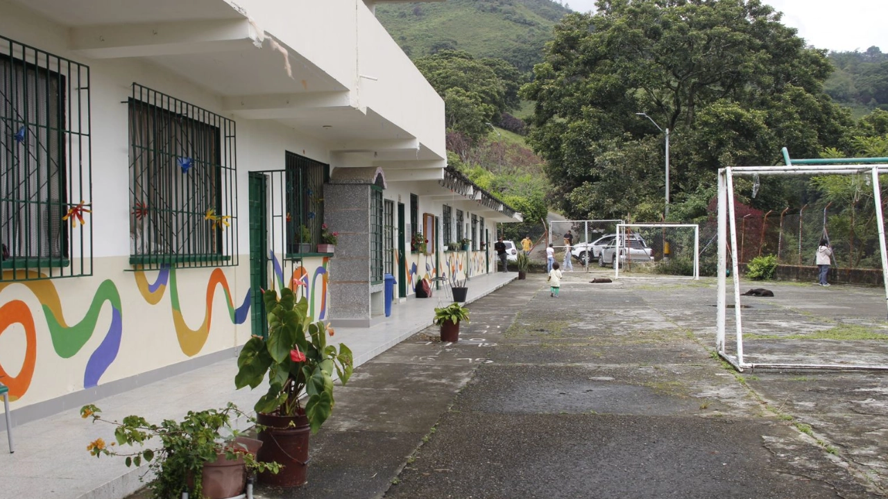 418 sedes educativas de Antioquia mejorarán su infraestructura beneficiando a 49 mil estudiantes 2 COLEGIO-1