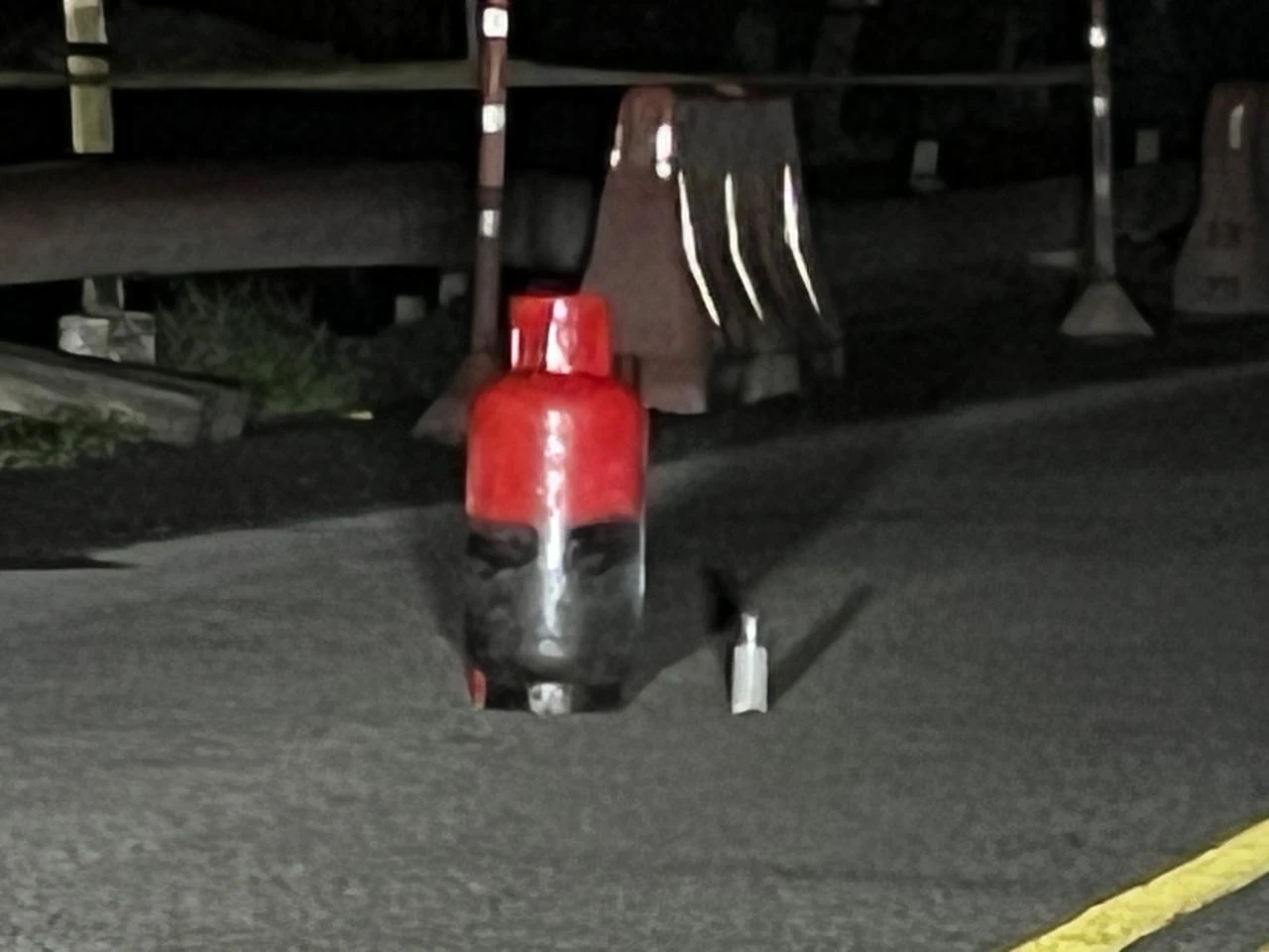 Queman tres tractomulas en vía de Buenaventura: cilindro con grafiti del ELN fue abandonado en la carretera 1 Cilindros-ELN-Buenaventura