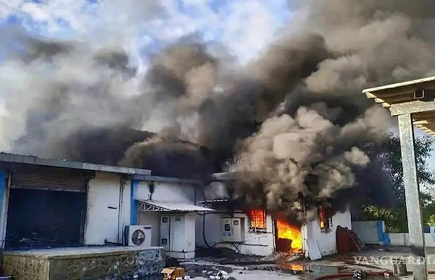 ¡El estallido cubrió el cielo de humo! Explosión en planta química deja 39 muertos y más de 20 heridos 1 Explosion planta India 2