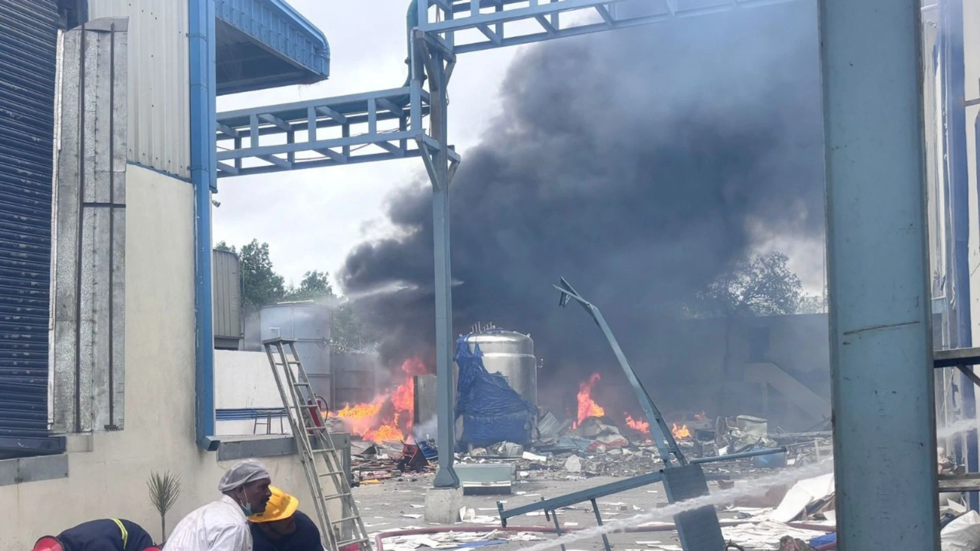 ¡El estallido cubrió el cielo de humo! Explosión en planta química deja 39 muertos y más de 20 heridos 2 Explosion planta India 3