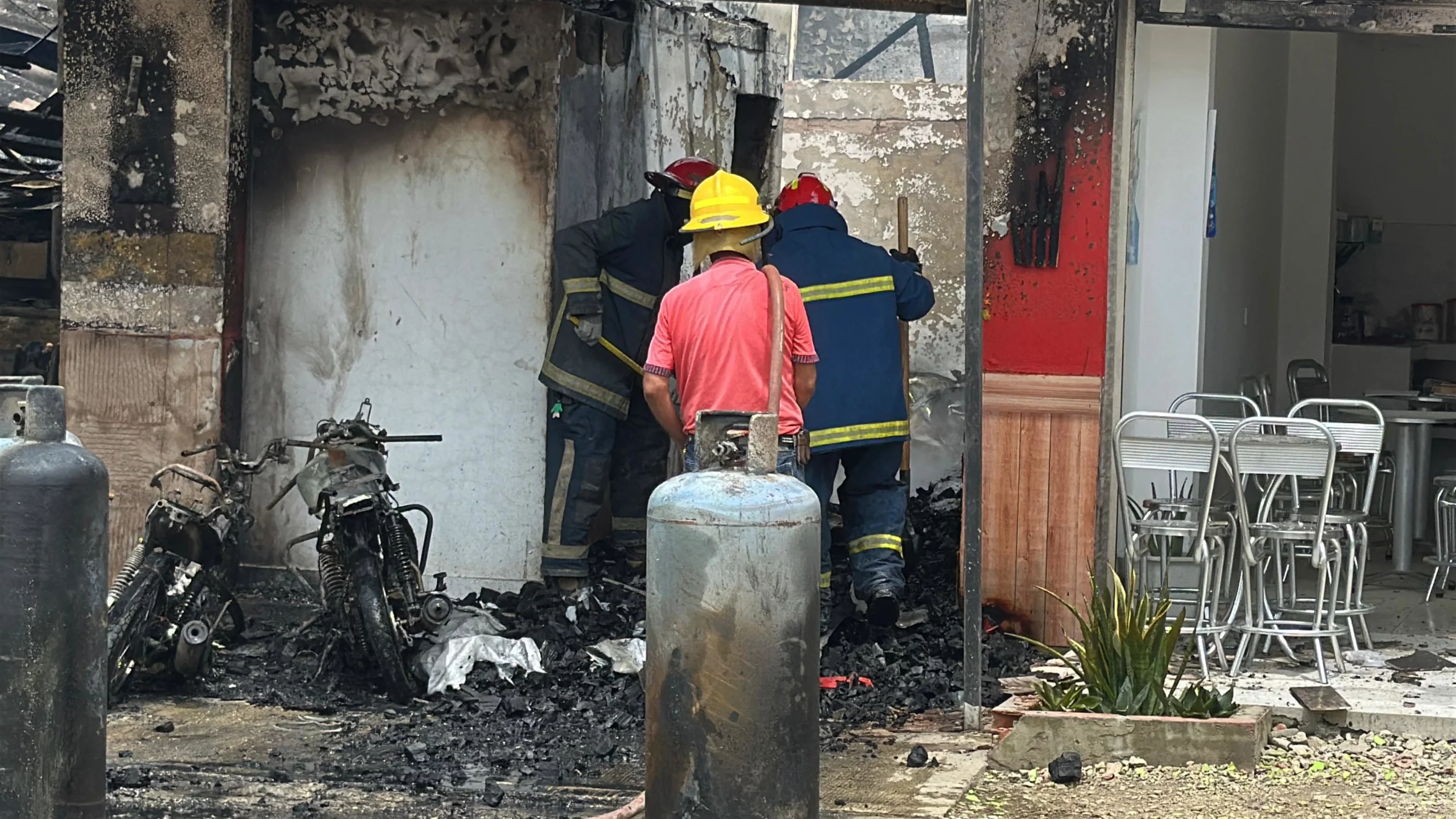 Fotos| Explosión de pipeta de gas destruyó un restaurante en Turbo: las pérdidas oscilan entre $200 y $300 millones 4 Incendio Turbo 3 scaled