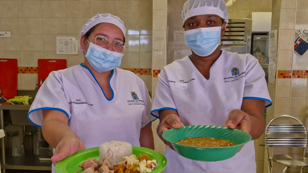 Madres cabeza de hogar encuentran trabajo digno gracias al PAE en Medellín