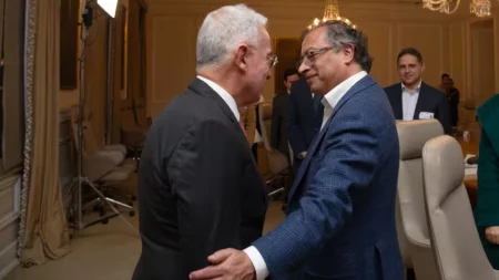 Petro y Uribe