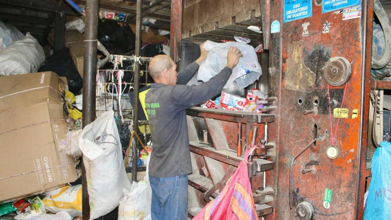 convocatoria para propuestas de aprovechamiento de residuos 1 convocatoria-reciclador-medellin-medio ambiente