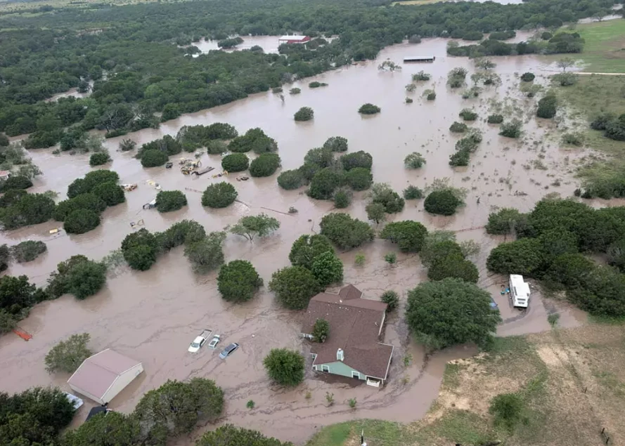 27 niñas de un campamento entre los fallecidos 1
