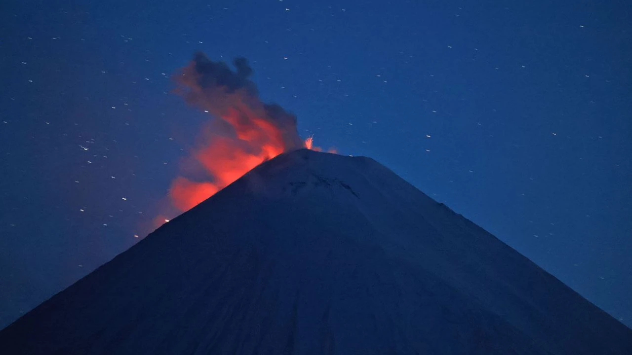 Video| El volcán más alto de Eurasia entra en erupción tras terremoto de 8.8 en Rusia