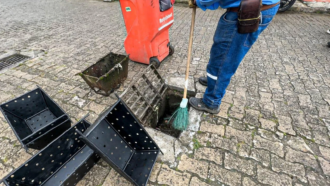 La Ceja refuerza su defensa contra inundaciones viales con nuevas canastillas colectoras de residuos 2 alcantarillas-instalacion-canastillas-municipio-laceja-inundaciones1