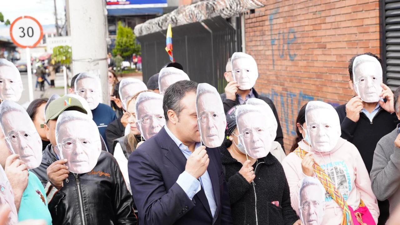 «Alvaro Uribe no está solo»: líderes políticos y ciudadanos lo rodean en su hora más difícil