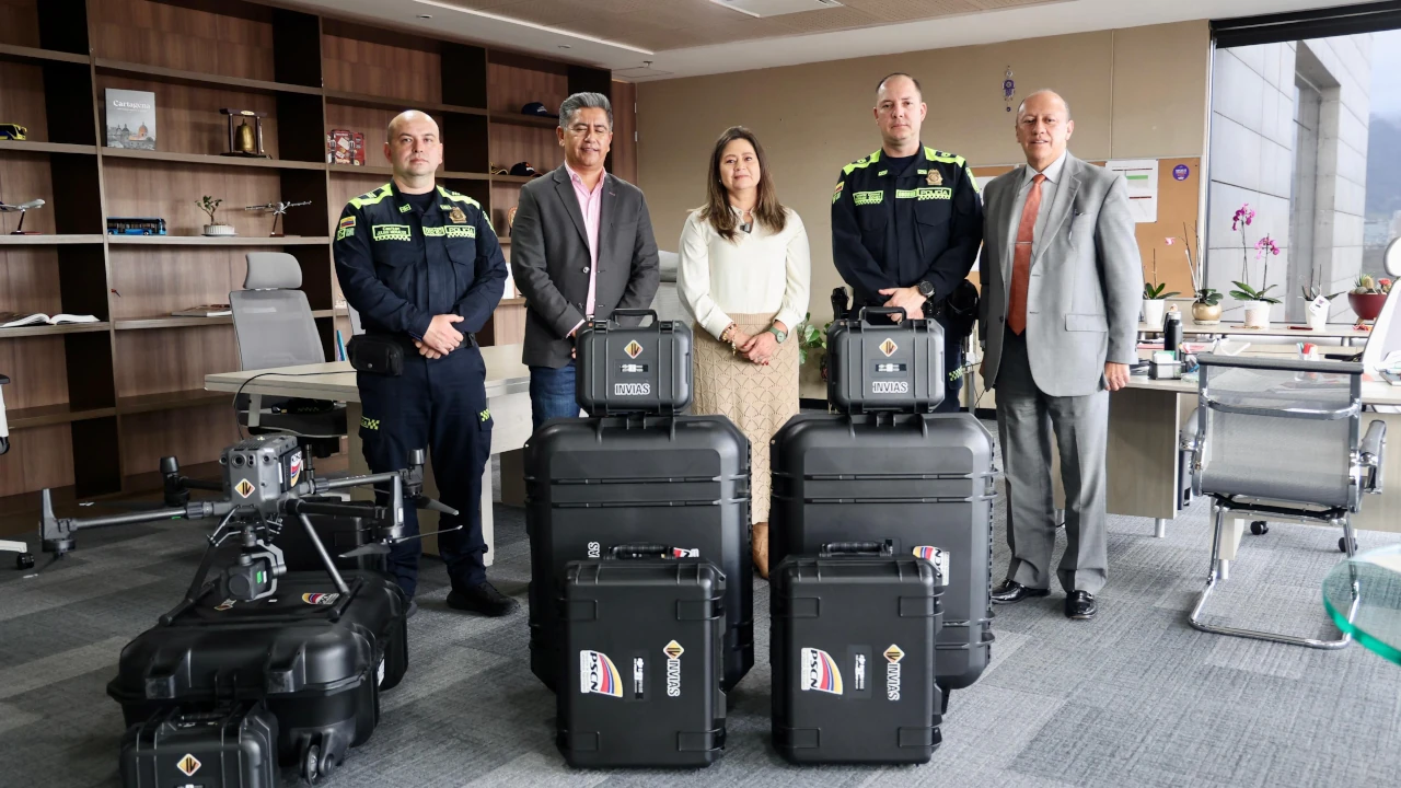 Tecnología de vanguardia para reforzar la seguridad en las carreteras colombianas con drones 2 entrega-drones-policia-transito-invias-mintransporte1