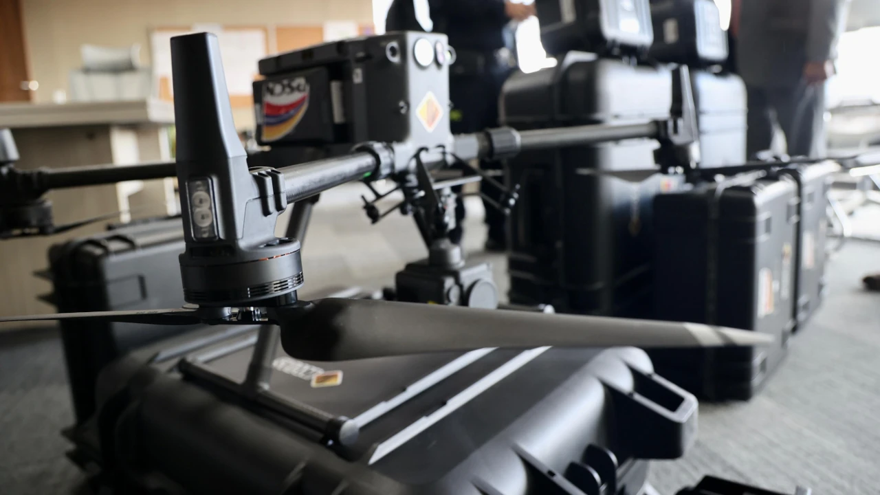 Tecnología de vanguardia para reforzar la seguridad en las carreteras colombianas con drones 3 entrega-drones-policia-transito-invias-mintransporte3