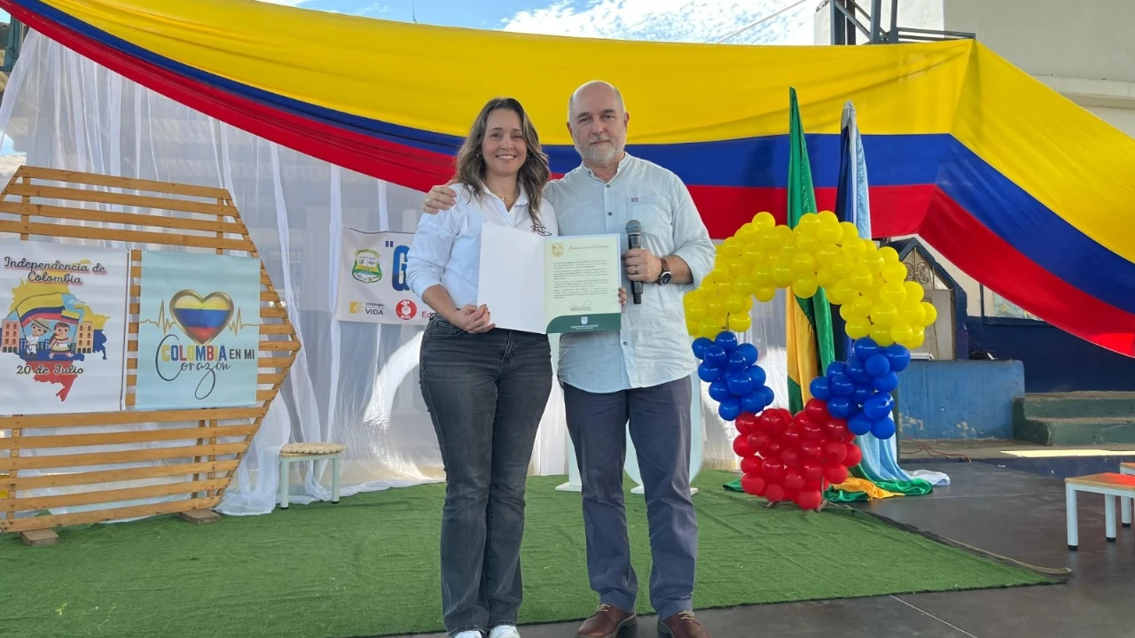 Instituciones Educativas del Bajo Cauca Antioqueño recibieron más de 2 mil equipos de cómputo 1 entrega-equipos-computo-escuelas-bajo-cauca-antioquia2