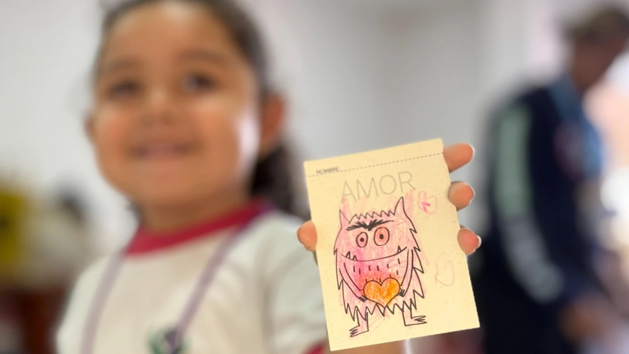 Nueva barrera contra el reclutamiento infantil en Medellín inicia desde los jardínes infantiles 2 jardines-infantiles-medellin-escudos-reclutamiento-infantil