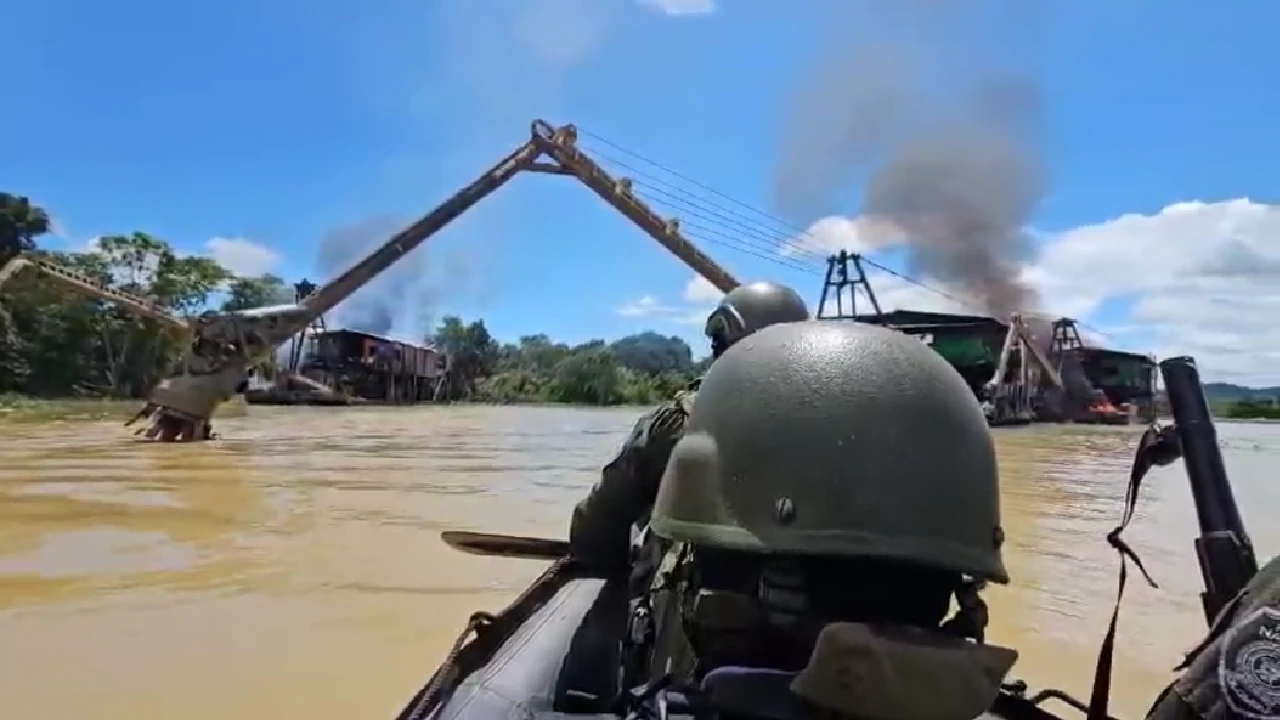 Golpe al Clan del Golfo: destruyen maquinaria en el Bajo Cauca con la cual extraían 49 kilos de oro 1 mineria-ilegal-bajo-cauca-antioqueño-destruccion-maquinaria-clangolfo3