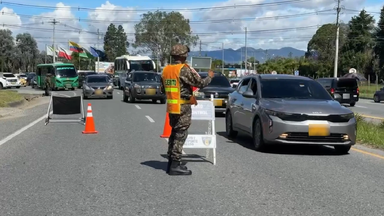 Control al transporte legal: autoridades desplegaron operativo en vías cercanas al Aeropuerto de Rionegro 3 operativo-movilidad-alrededores-aeropuerto-rionegro3