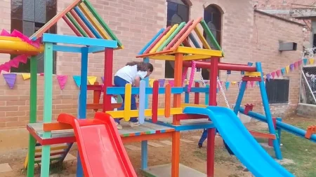 parque-infantil-con-material-reciclable-en-manrique