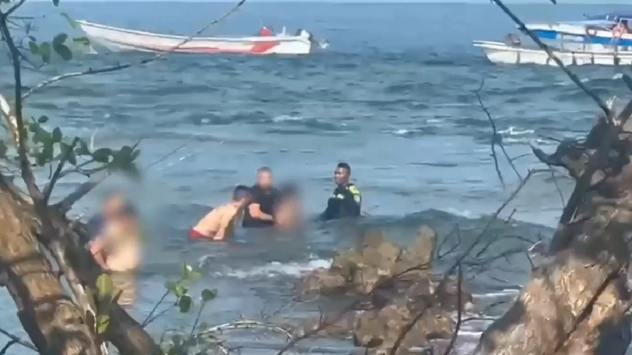 eran arrastrados por el fuerte oleaje de la playa 1 policia-rescata-extranjeros-en-mar-capurgana-uraba1