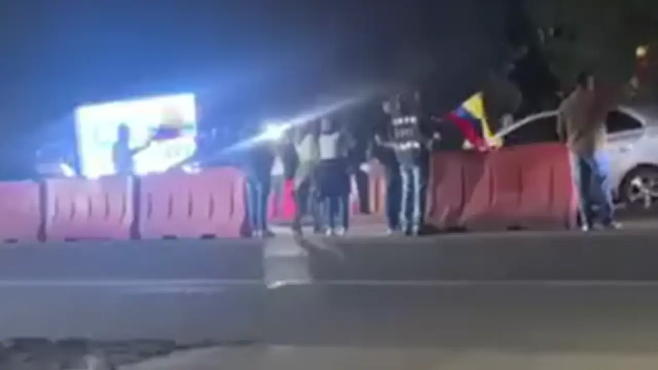 Ciudadanos llegaron hasta la casa de Álvaro Uribe en Rionegro para manifestarle su apoyo
