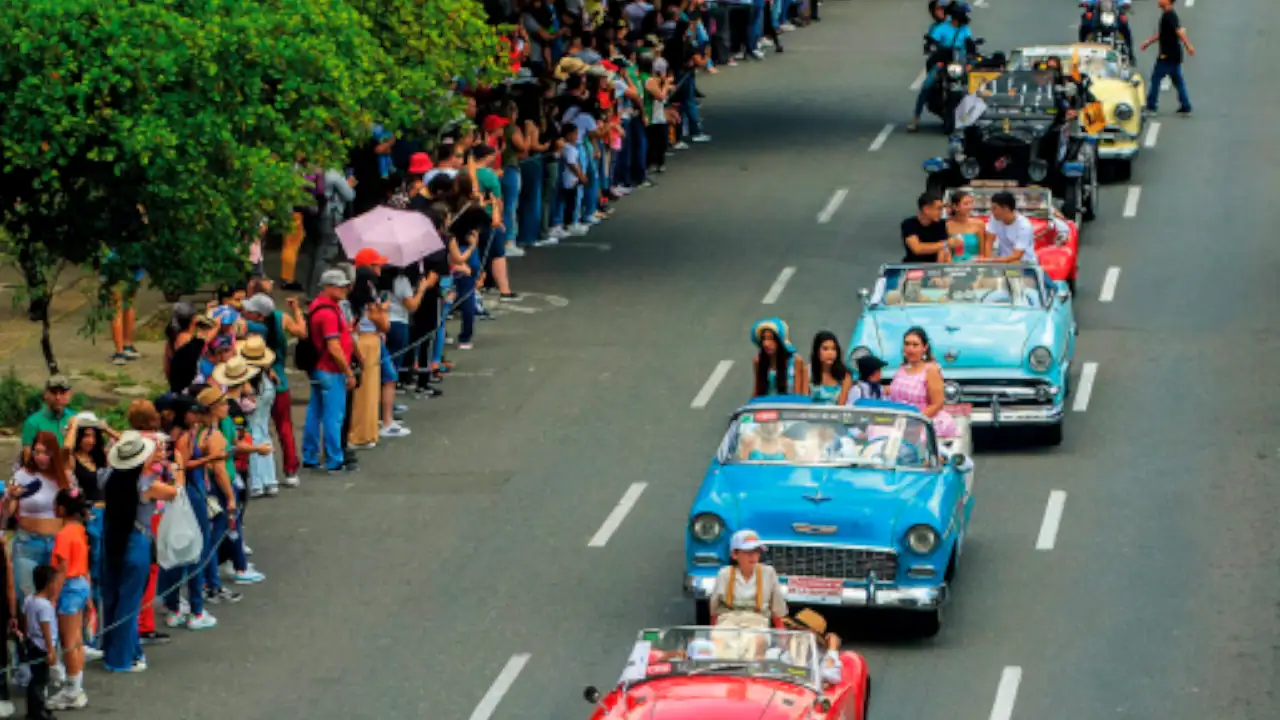 ¿Cuándo es el desfile de autos clásicos en Medellín y cuál será la ruta este 2025?